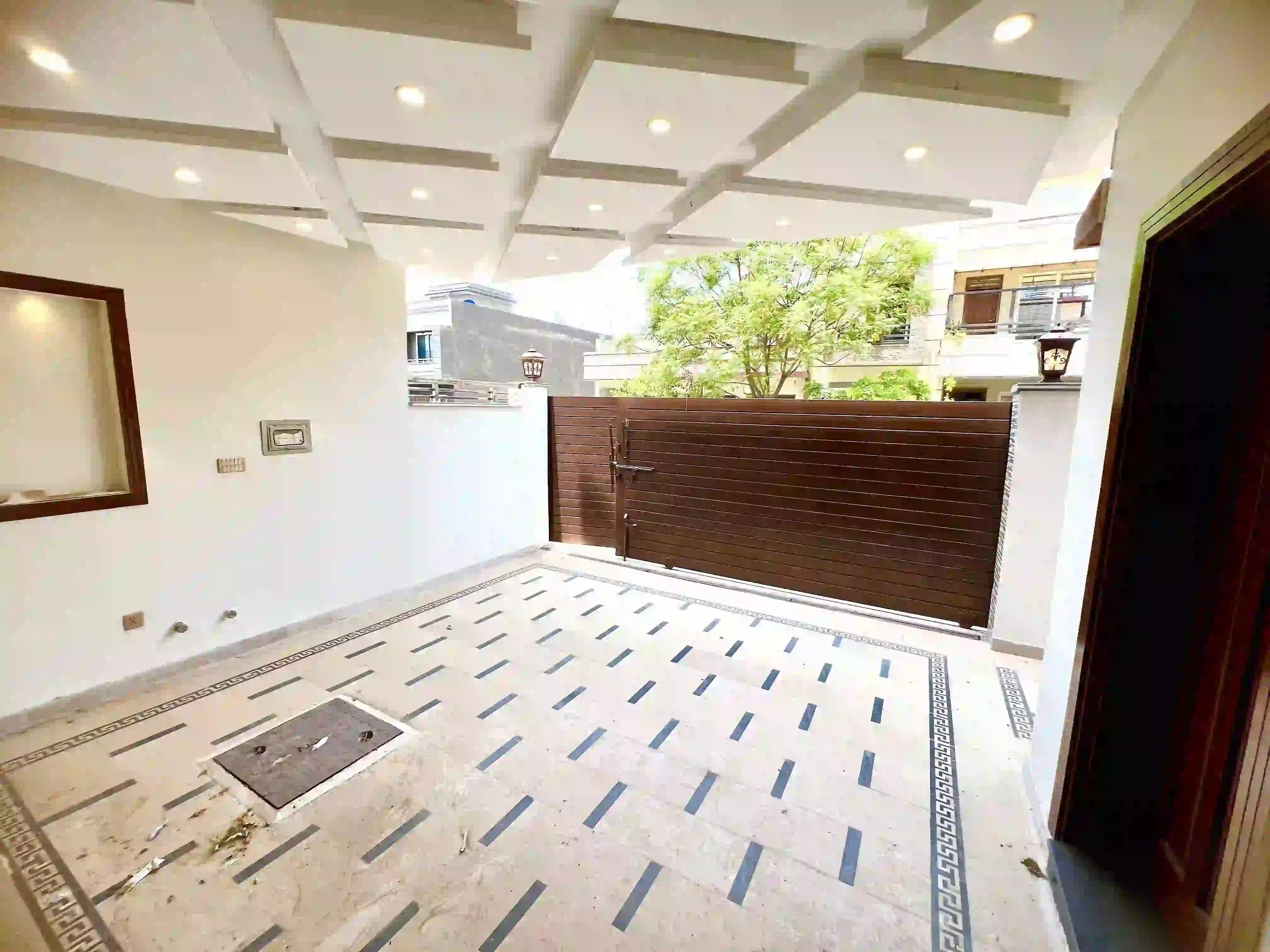 5 bedroom ready to move house in F17